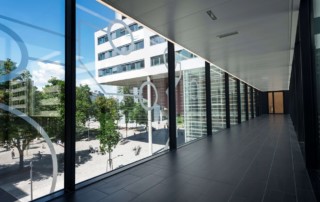 01_FH_Technikum_Wien_Übergang Brücke Innen 01_FH_Technikum_Wien_Brücke_Haupteingang_Nacht (c) Grabner