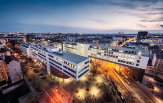 02_FH_Technikum_Wien_Nacht 01_FH_Technikum_Wien_Brücke_Haupteingang_Nacht (c) Grabner